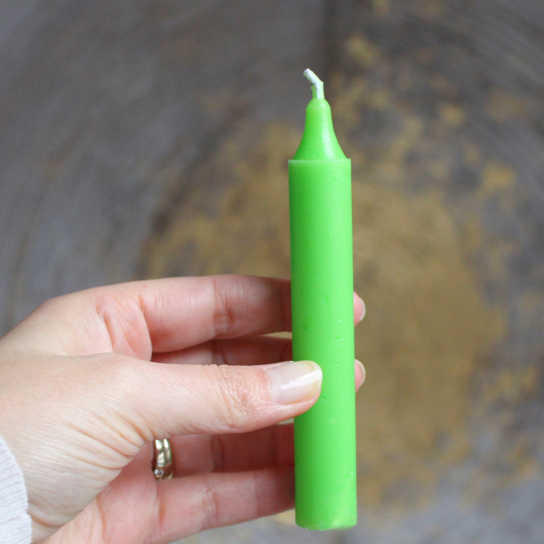 La bougie verte est traditionnellement associée à la croissance, l’abondance et l’harmonie. Elle est idéale pour accompagner les rituels liés à la prospérité matérielle, à la guérison et au renouveau.
