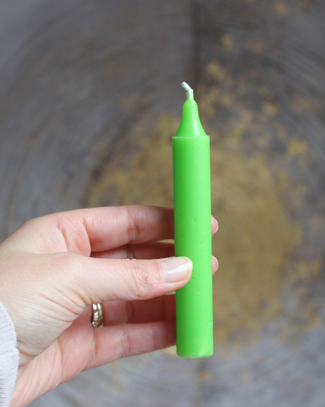 La bougie verte est traditionnellement associée à la croissance, l’abondance et l’harmonie. Elle est idéale pour accompagner les rituels liés à la prospérité matérielle, à la guérison et au renouveau.
