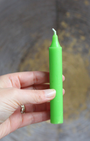 La bougie verte est traditionnellement associée à la croissance, l’abondance et l’harmonie. Elle est idéale pour accompagner les rituels liés à la prospérité matérielle, à la guérison et au renouveau.
