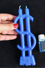 Cette bougie rituelle bleue est conçue pour attirer l’abondance financière et favoriser l’arrivée d’opportunités monétaires. Elle agit comme un catalyseur pour attirer l’argent et stimuler la prospérité dans votre vie, en soutenant vos intentions et vos actions.