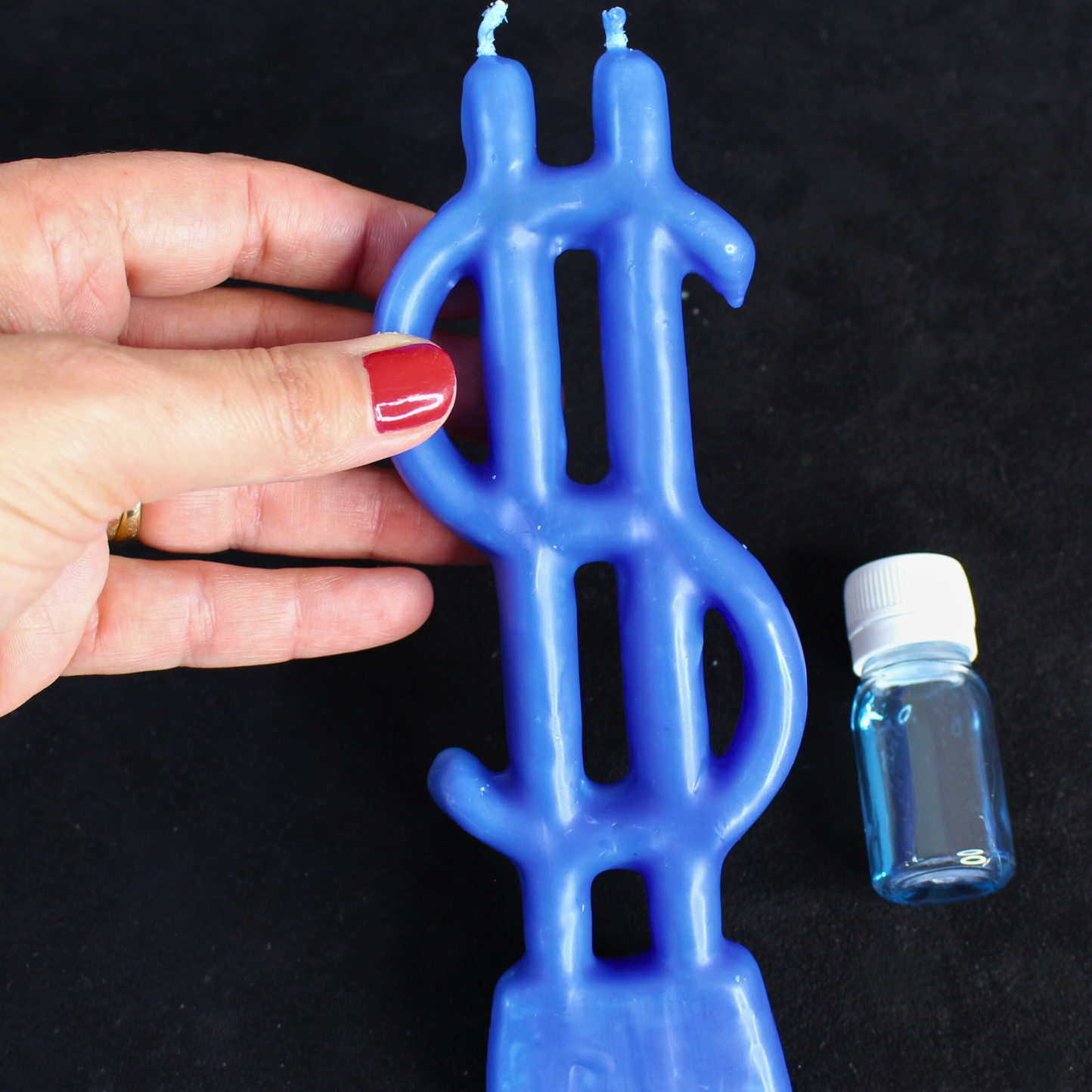Cette bougie rituelle bleue est conçue pour attirer l’abondance financière et favoriser l’arrivée d’opportunités monétaires. Elle agit comme un catalyseur pour attirer l’argent et stimuler la prospérité dans votre vie, en soutenant vos intentions et vos actions.