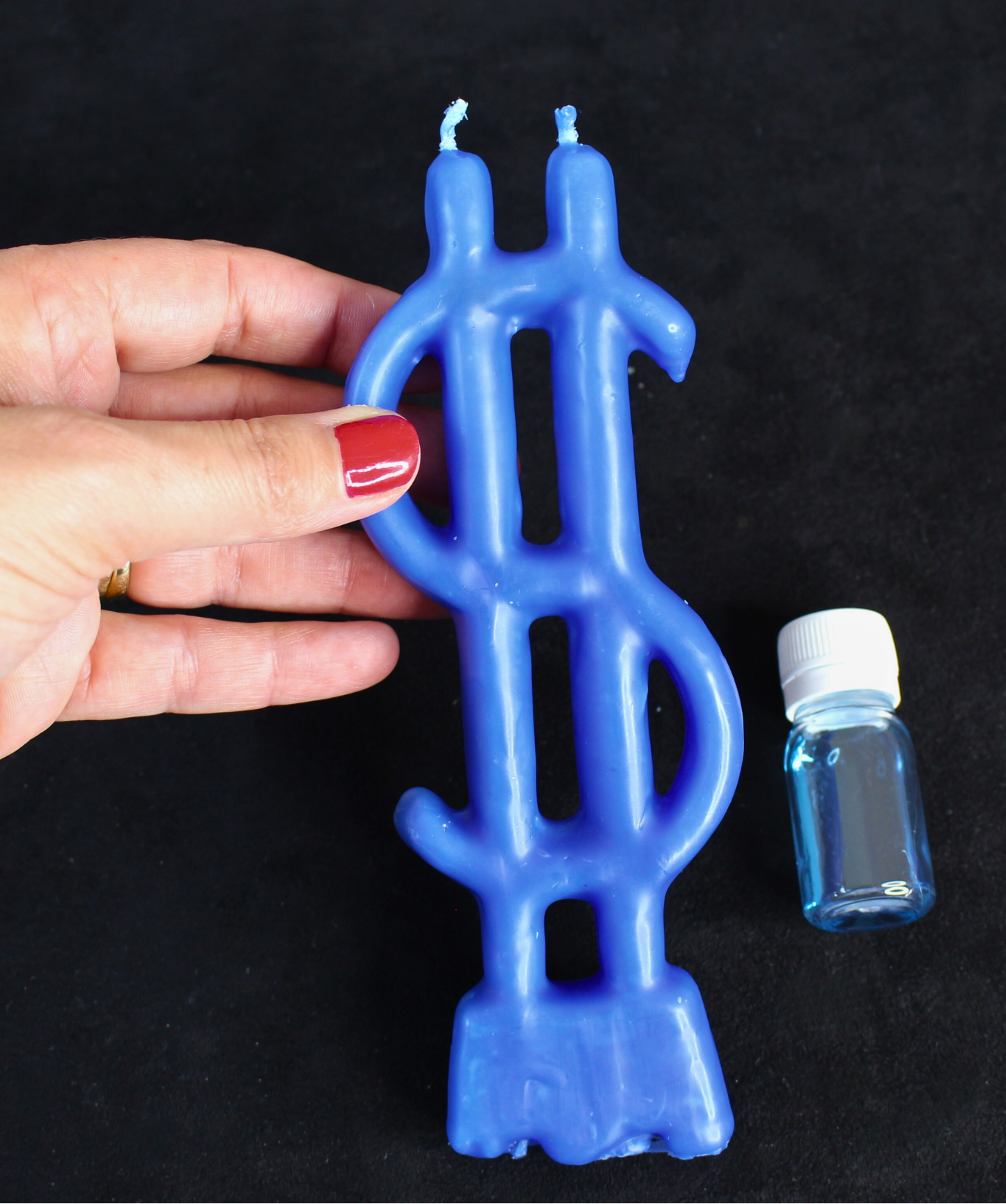 Cette bougie rituelle bleue est conçue pour attirer l’abondance financière et favoriser l’arrivée d’opportunités monétaires. Elle agit comme un catalyseur pour attirer l’argent et stimuler la prospérité dans votre vie, en soutenant vos intentions et vos actions.