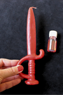 Cette bougie rituelle rouge est conçue pour neutraliser les influences négatives et protéger votre espace contre les ennemis ou les intentions malveillantes. Elle canalise l’énergie de force, de courage et de justice pour rétablir l’équilibre et la sérénité autour de vous.