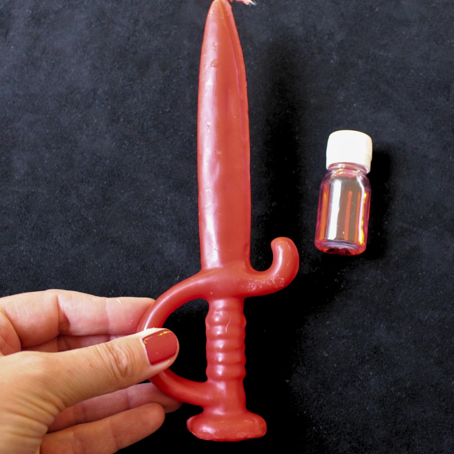 Cette bougie rituelle rouge est conçue pour neutraliser les influences négatives et protéger votre espace contre les ennemis ou les intentions malveillantes. Elle canalise l’énergie de force, de courage et de justice pour rétablir l’équilibre et la sérénité autour de vous.