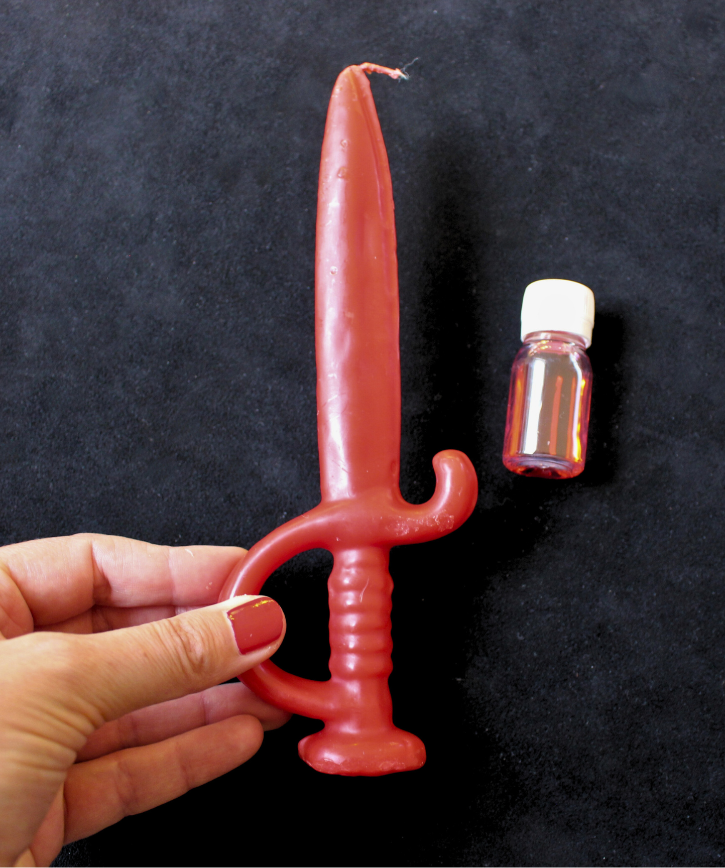 Cette bougie rituelle rouge est conçue pour neutraliser les influences négatives et protéger votre espace contre les ennemis ou les intentions malveillantes. Elle canalise l’énergie de force, de courage et de justice pour rétablir l’équilibre et la sérénité autour de vous.