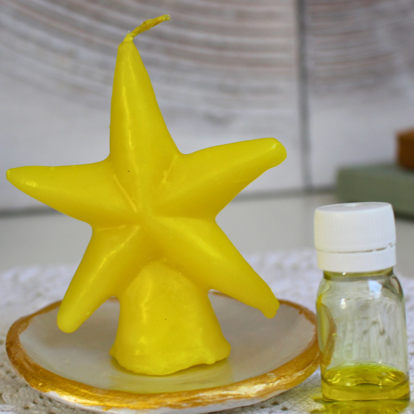 Cette bougie rituelle jaune en forme d'étoile est conçue pour attirer la chance et favoriser le succès dans les jeux de hasard. Elle canalise l’énergie de prospérité et de bonne fortune, soutenant vos intentions et amplifiant vos chances de réussite.