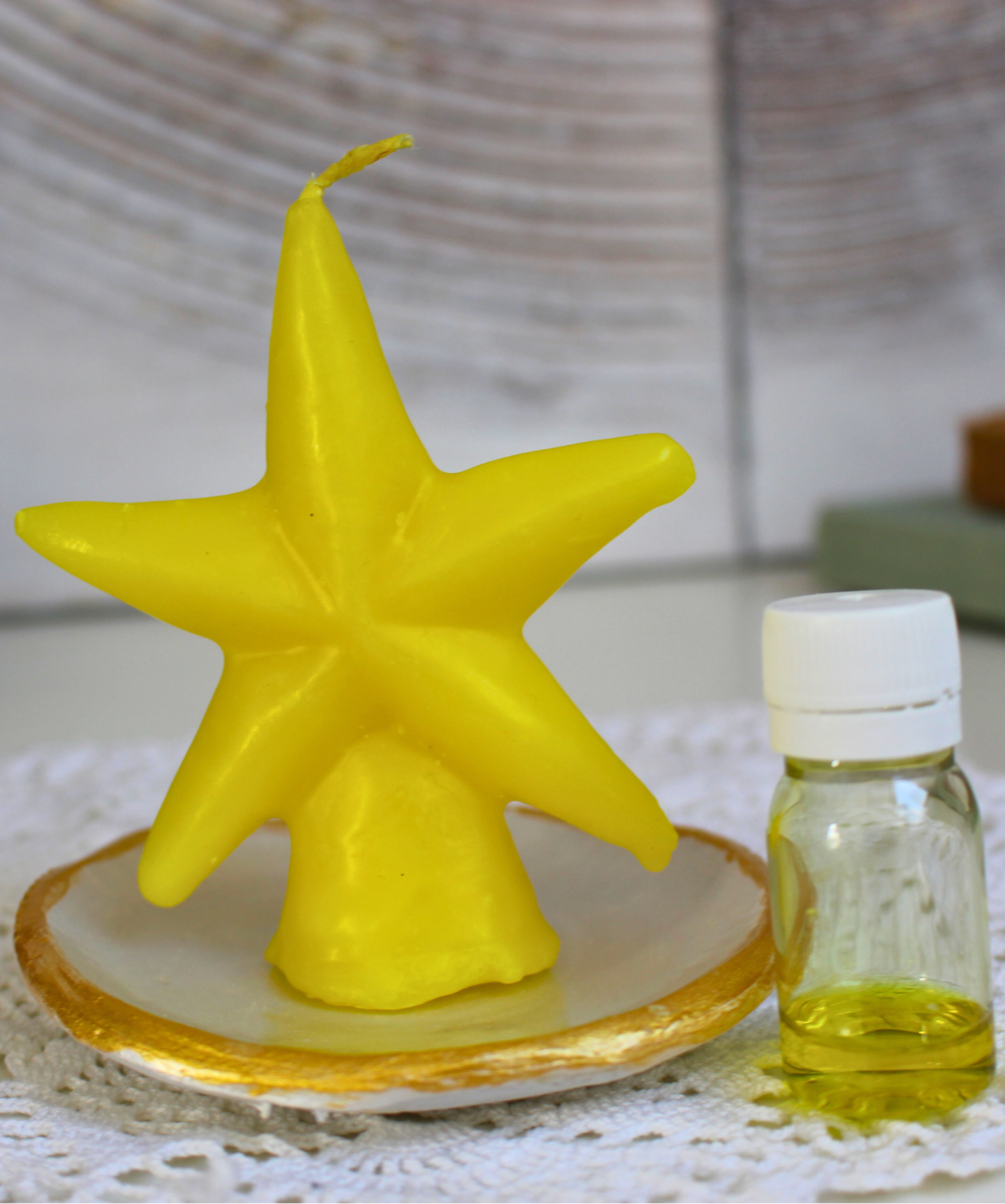 Cette bougie rituelle jaune en forme d'étoile est conçue pour attirer la chance et favoriser le succès dans les jeux de hasard. Elle canalise l’énergie de prospérité et de bonne fortune, soutenant vos intentions et amplifiant vos chances de réussite.