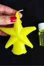 Cette bougie rituelle jaune en forme d'étoile est conçue pour attirer la chance et favoriser le succès dans les jeux de hasard. Elle canalise l’énergie de prospérité et de bonne fortune, soutenant vos intentions et amplifiant vos chances de réussite.
