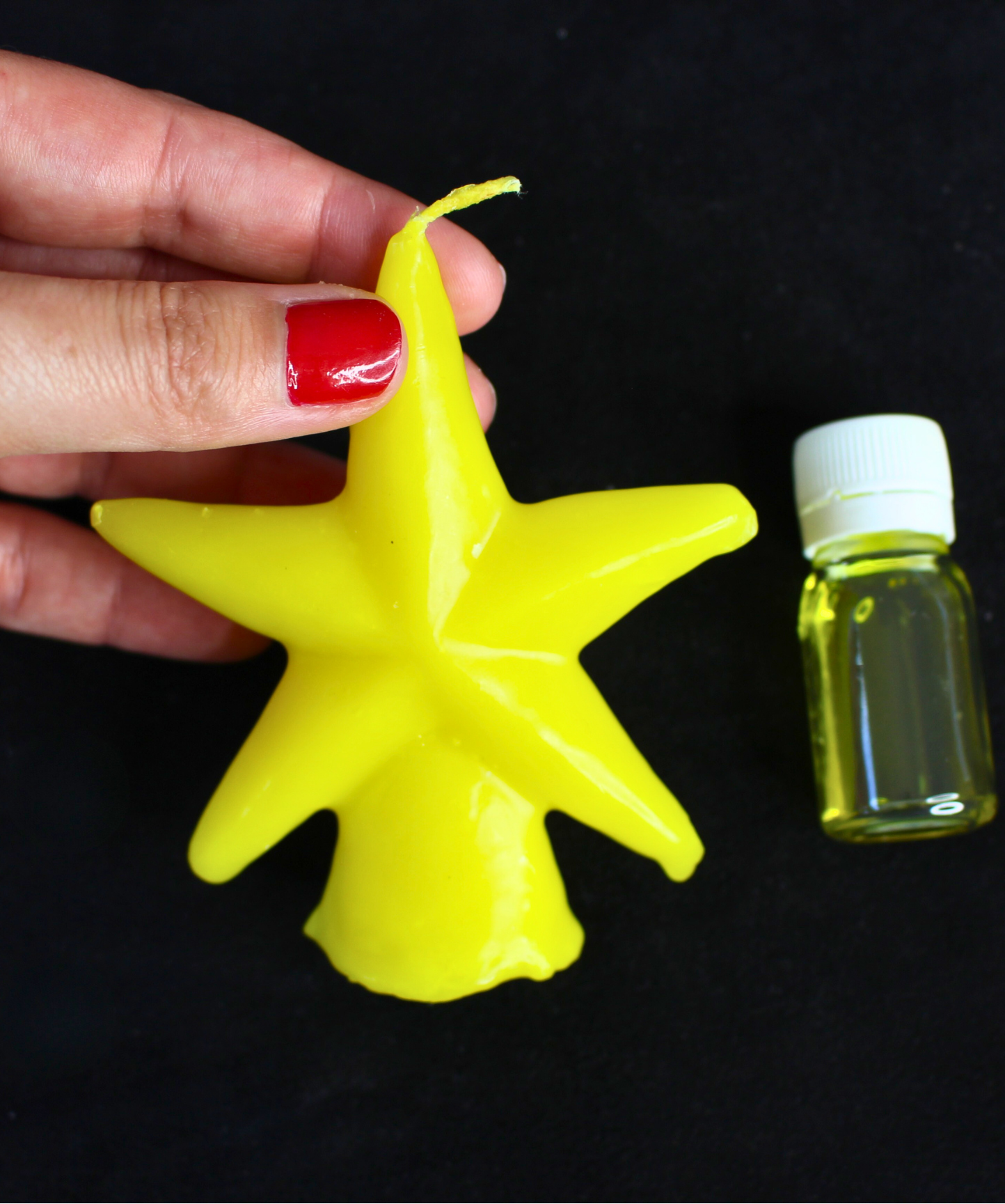Cette bougie rituelle jaune en forme d'étoile est conçue pour attirer la chance et favoriser le succès dans les jeux de hasard. Elle canalise l’énergie de prospérité et de bonne fortune, soutenant vos intentions et amplifiant vos chances de réussite.