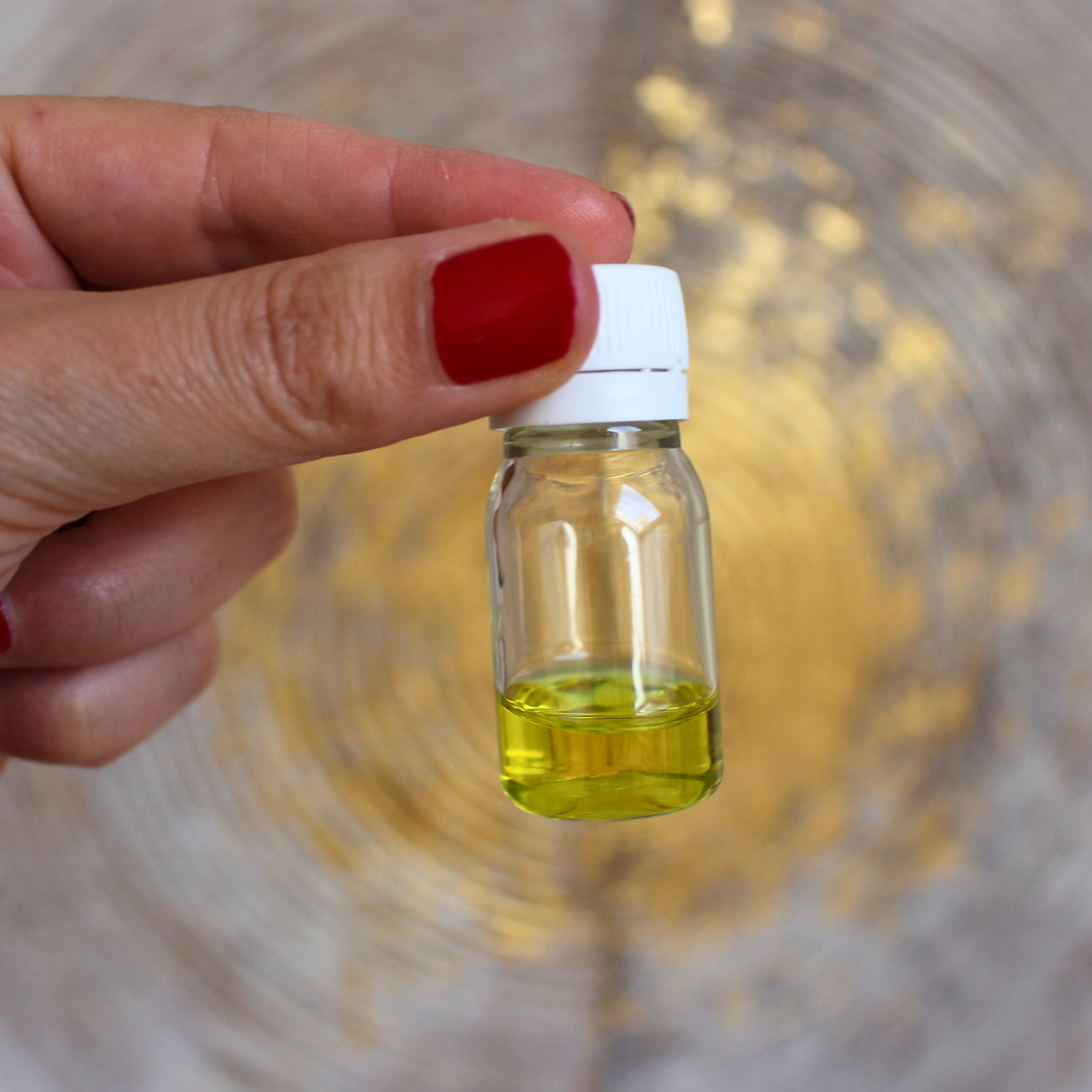 Cette bougie rituelle jaune en forme d'étoile est conçue pour attirer la chance et favoriser le succès dans les jeux de hasard. Elle canalise l’énergie de prospérité et de bonne fortune, soutenant vos intentions et amplifiant vos chances de réussite.