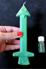 Cette bougie rituelle en forme de flèche verte est conçue pour favoriser la réussite dans toutes vos démarches et projets. Associée à l’énergie de croissance et de prospérité, elle accompagne vos intentions en leur donnant la force nécessaire pour aboutir avec succès.