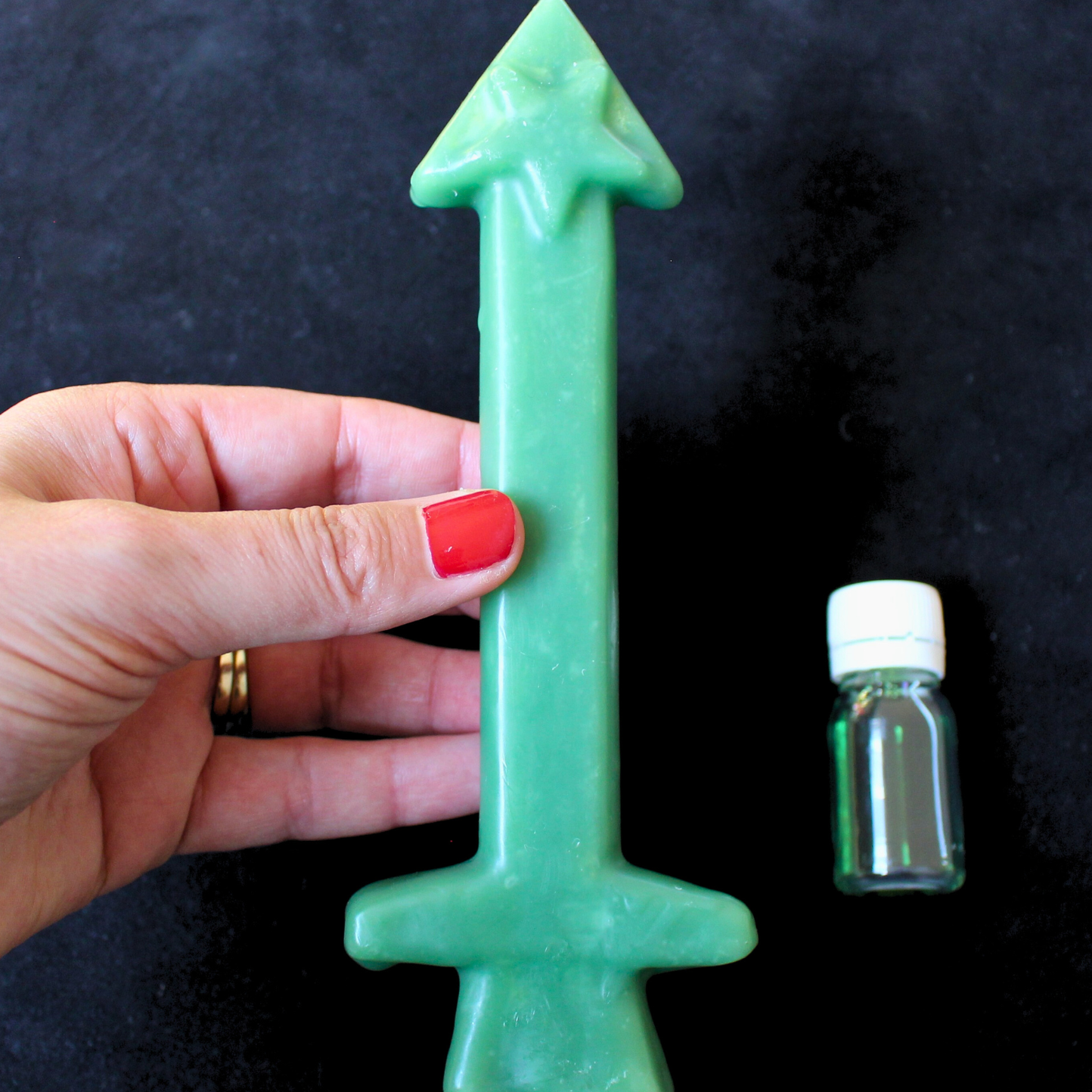 Cette bougie rituelle en forme de flèche verte est conçue pour favoriser la réussite dans toutes vos démarches et projets. Associée à l’énergie de croissance et de prospérité, elle accompagne vos intentions en leur donnant la force nécessaire pour aboutir avec succès.