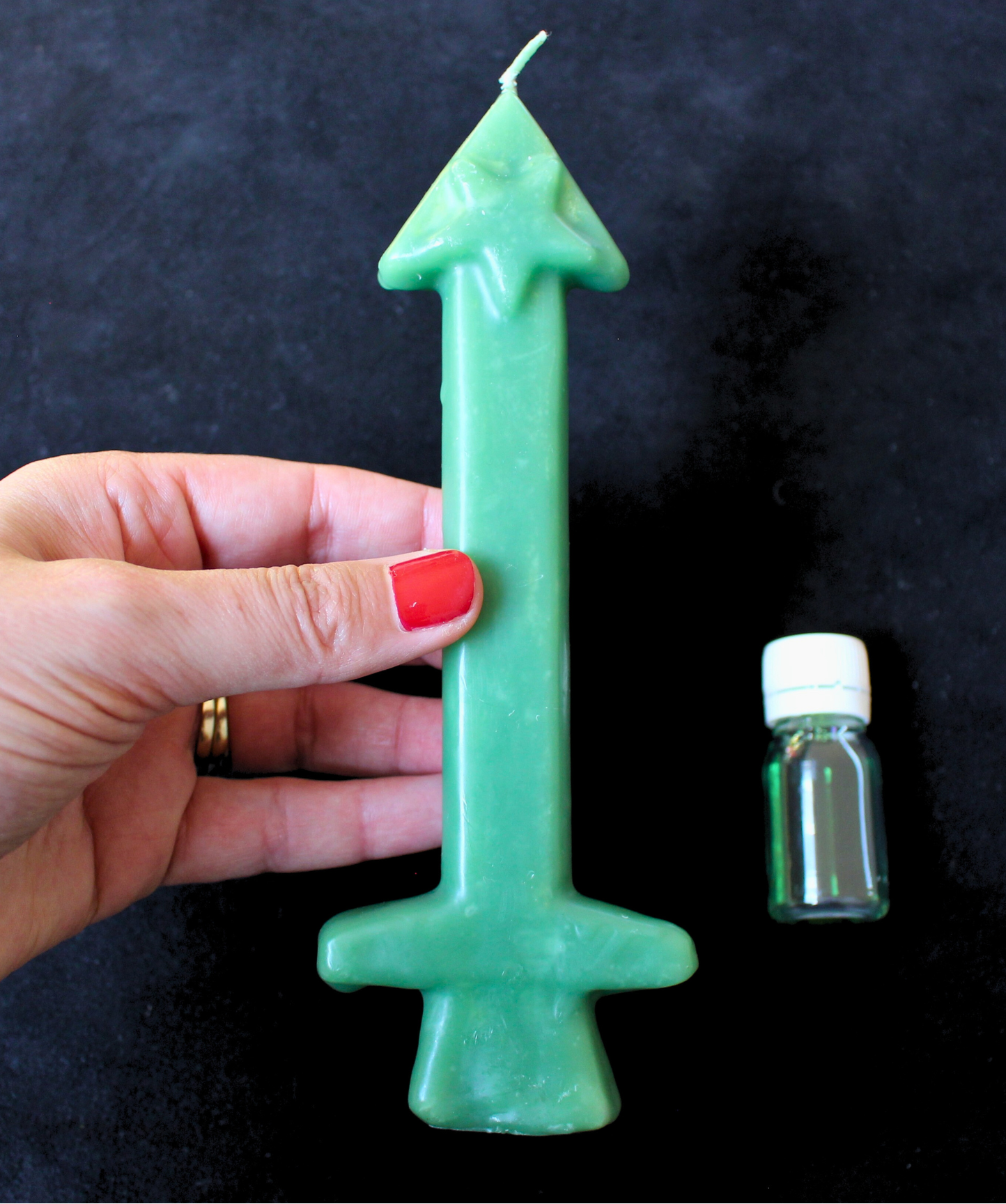 Cette bougie rituelle en forme de flèche verte est conçue pour favoriser la réussite dans toutes vos démarches et projets. Associée à l’énergie de croissance et de prospérité, elle accompagne vos intentions en leur donnant la force nécessaire pour aboutir avec succès.