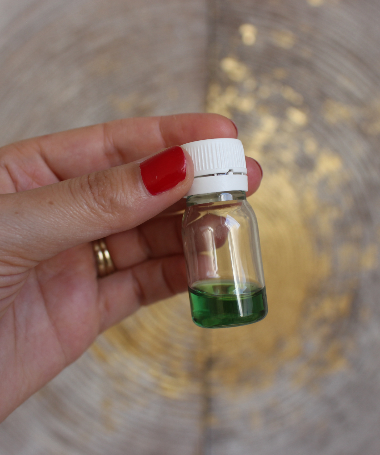Cette bougie rituelle en forme de flèche verte est conçue pour favoriser la réussite dans toutes vos démarches et projets. Associée à l’énergie de croissance et de prospérité, elle accompagne vos intentions en leur donnant la force nécessaire pour aboutir avec succès.