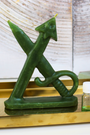 Cette bougie rituelle flèche et épée verte est conçue pour favoriser la réussite professionnelle et la victoire dans vos projets liés au travail. Elle unit la puissance de la flèche (objectif, direction) et de l’épée (force, justice) pour vous aider à surmonter les obstacles et atteindre vos buts avec détermination.
