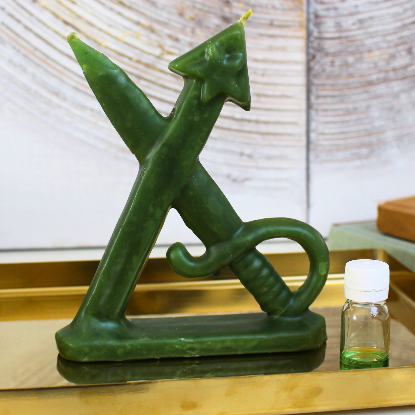 Cette bougie rituelle flèche et épée verte est conçue pour favoriser la réussite professionnelle et la victoire dans vos projets liés au travail. Elle unit la puissance de la flèche (objectif, direction) et de l’épée (force, justice) pour vous aider à surmonter les obstacles et atteindre vos buts avec détermination.