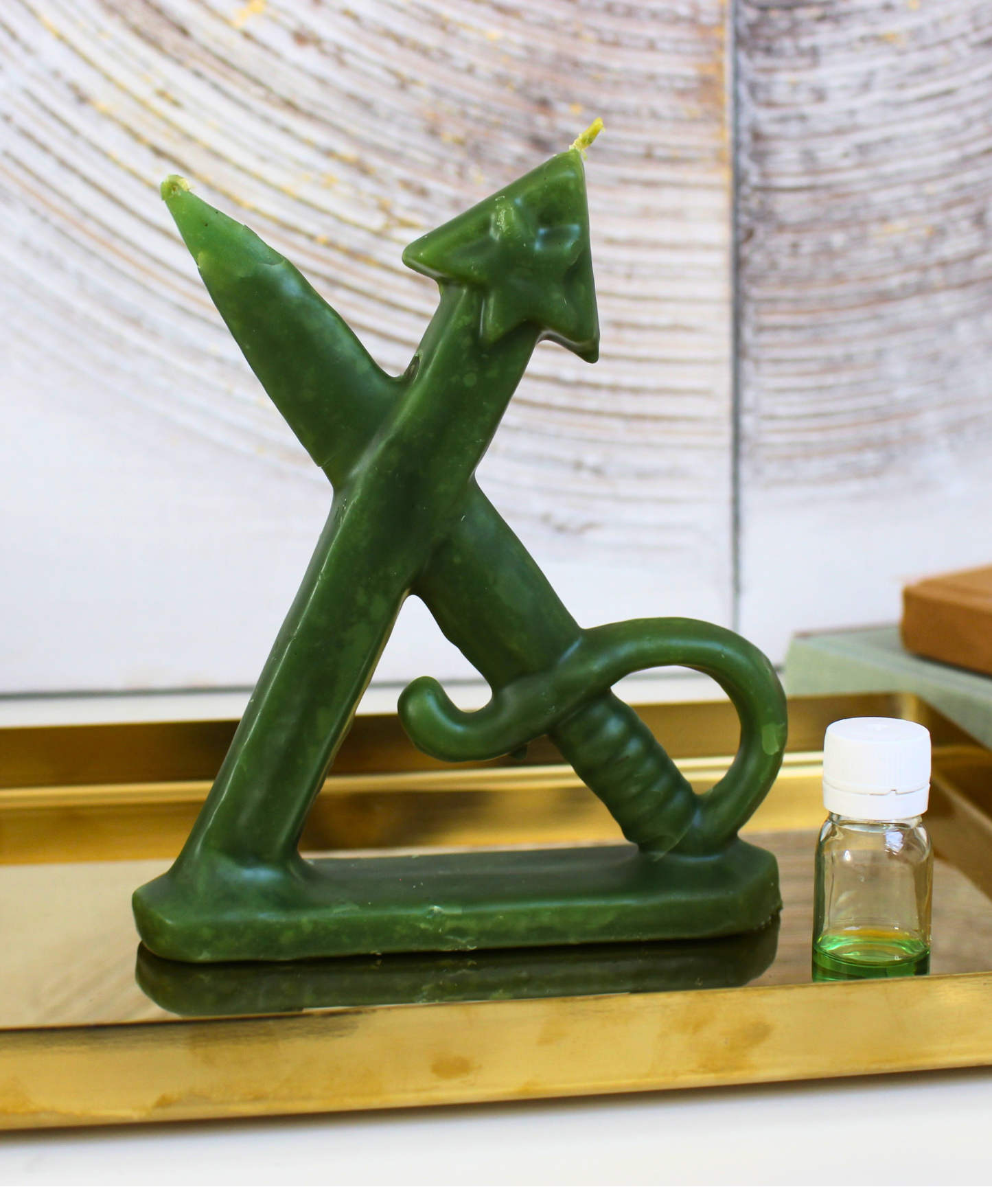 Cette bougie rituelle flèche et épée verte est conçue pour favoriser la réussite professionnelle et la victoire dans vos projets liés au travail. Elle unit la puissance de la flèche (objectif, direction) et de l’épée (force, justice) pour vous aider à surmonter les obstacles et atteindre vos buts avec détermination.