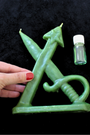 Cette bougie rituelle flèche et épée verte est conçue pour favoriser la réussite professionnelle et la victoire dans vos projets liés au travail. Elle unit la puissance de la flèche (objectif, direction) et de l’épée (force, justice) pour vous aider à surmonter les obstacles et atteindre vos buts avec détermination.
