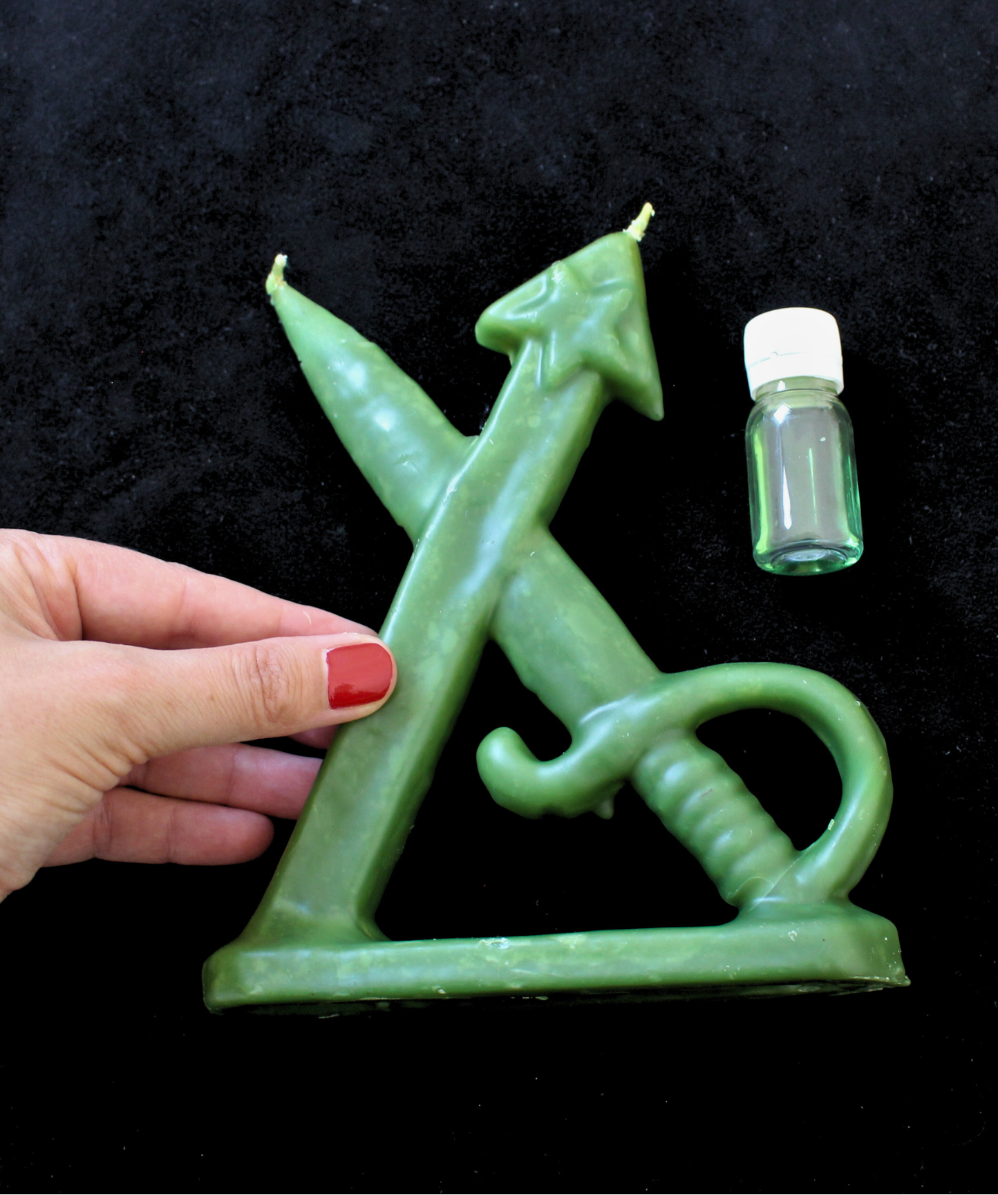 Cette bougie rituelle flèche et épée verte est conçue pour favoriser la réussite professionnelle et la victoire dans vos projets liés au travail. Elle unit la puissance de la flèche (objectif, direction) et de l’épée (force, justice) pour vous aider à surmonter les obstacles et atteindre vos buts avec détermination.
