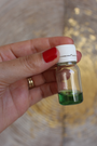 Cette bougie rituelle flèche et épée verte est conçue pour favoriser la réussite professionnelle et la victoire dans vos projets liés au travail. Elle unit la puissance de la flèche (objectif, direction) et de l’épée (force, justice) pour vous aider à surmonter les obstacles et atteindre vos buts avec détermination.