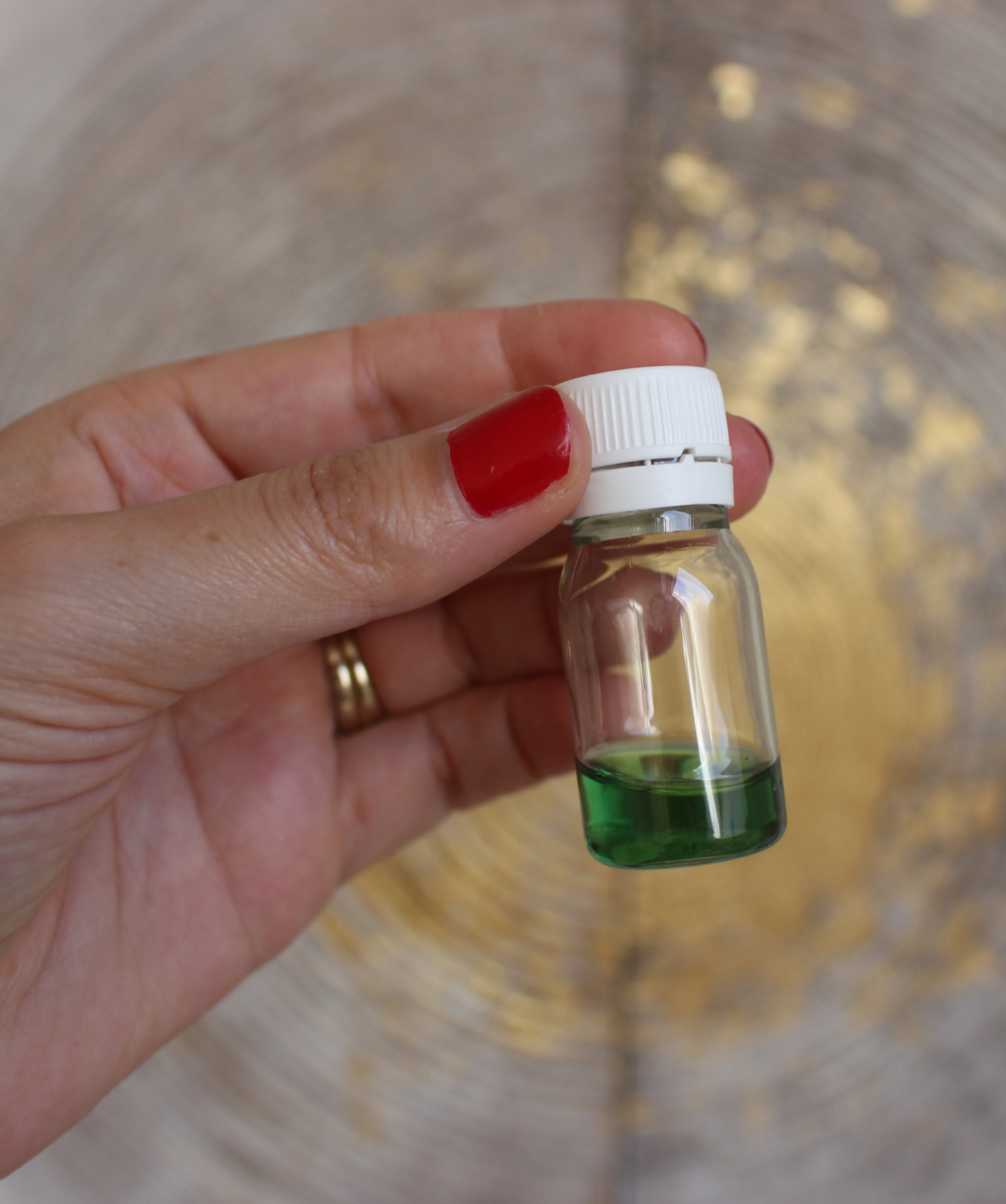 Cette bougie rituelle flèche et épée verte est conçue pour favoriser la réussite professionnelle et la victoire dans vos projets liés au travail. Elle unit la puissance de la flèche (objectif, direction) et de l’épée (force, justice) pour vous aider à surmonter les obstacles et atteindre vos buts avec détermination.