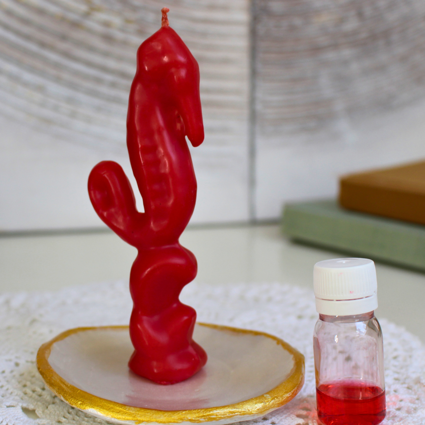 Cette bougie rituelle Hippocampe rouge est conçue pour attirer la chance, le bonheur et les opportunités positives dans votre vie. Elle canalise l’énergie de la chance et de la joie, vous aidant à rester en harmonie avec l’univers et à recevoir ses bienfaits.