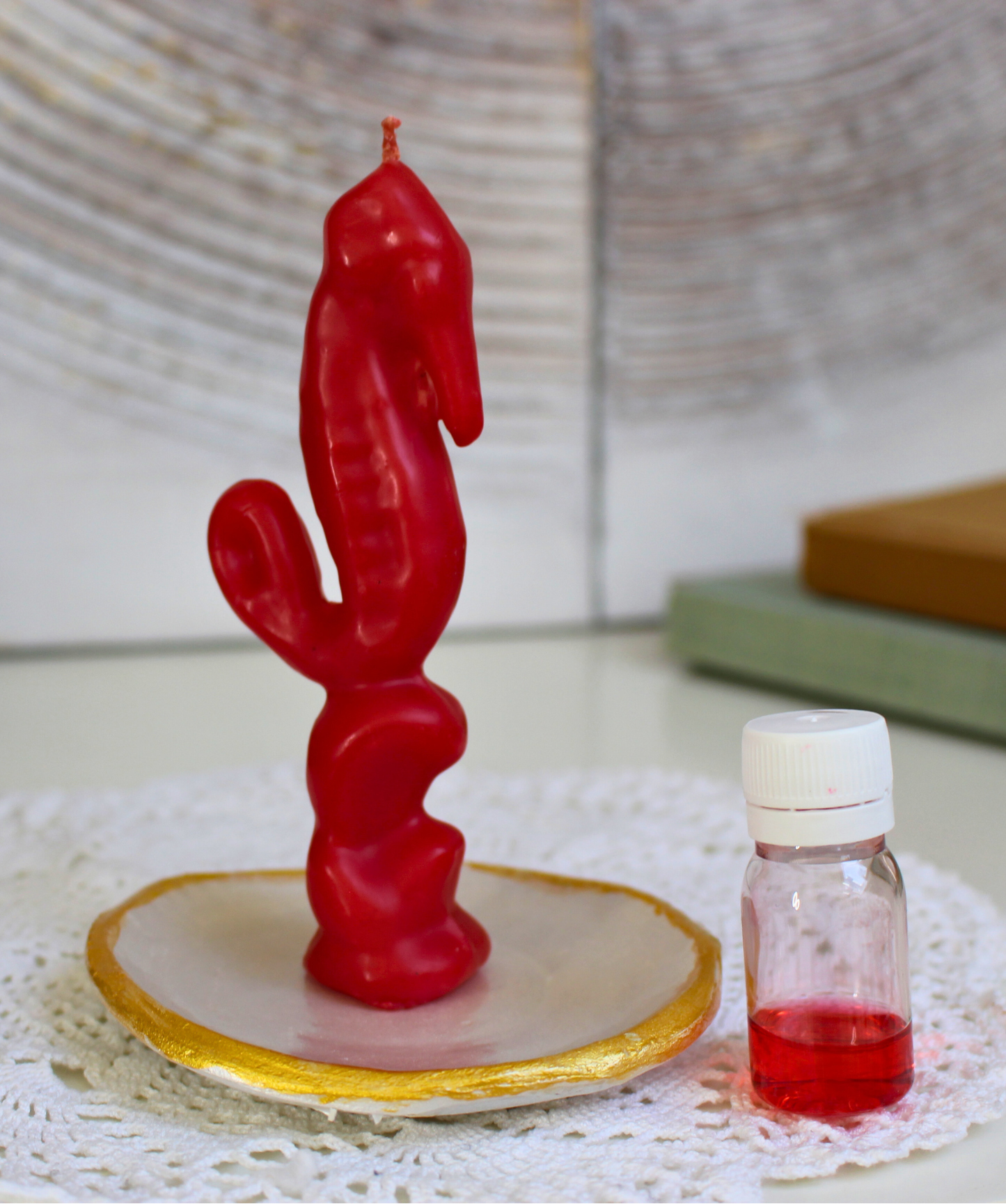 Cette bougie rituelle Hippocampe rouge est conçue pour attirer la chance, le bonheur et les opportunités positives dans votre vie. Elle canalise l’énergie de la chance et de la joie, vous aidant à rester en harmonie avec l’univers et à recevoir ses bienfaits.