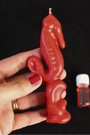 Cette bougie rituelle Hippocampe rouge est conçue pour attirer la chance, le bonheur et les opportunités positives dans votre vie. Elle canalise l’énergie de la chance et de la joie, vous aidant à rester en harmonie avec l’univers et à recevoir ses bienfaits.