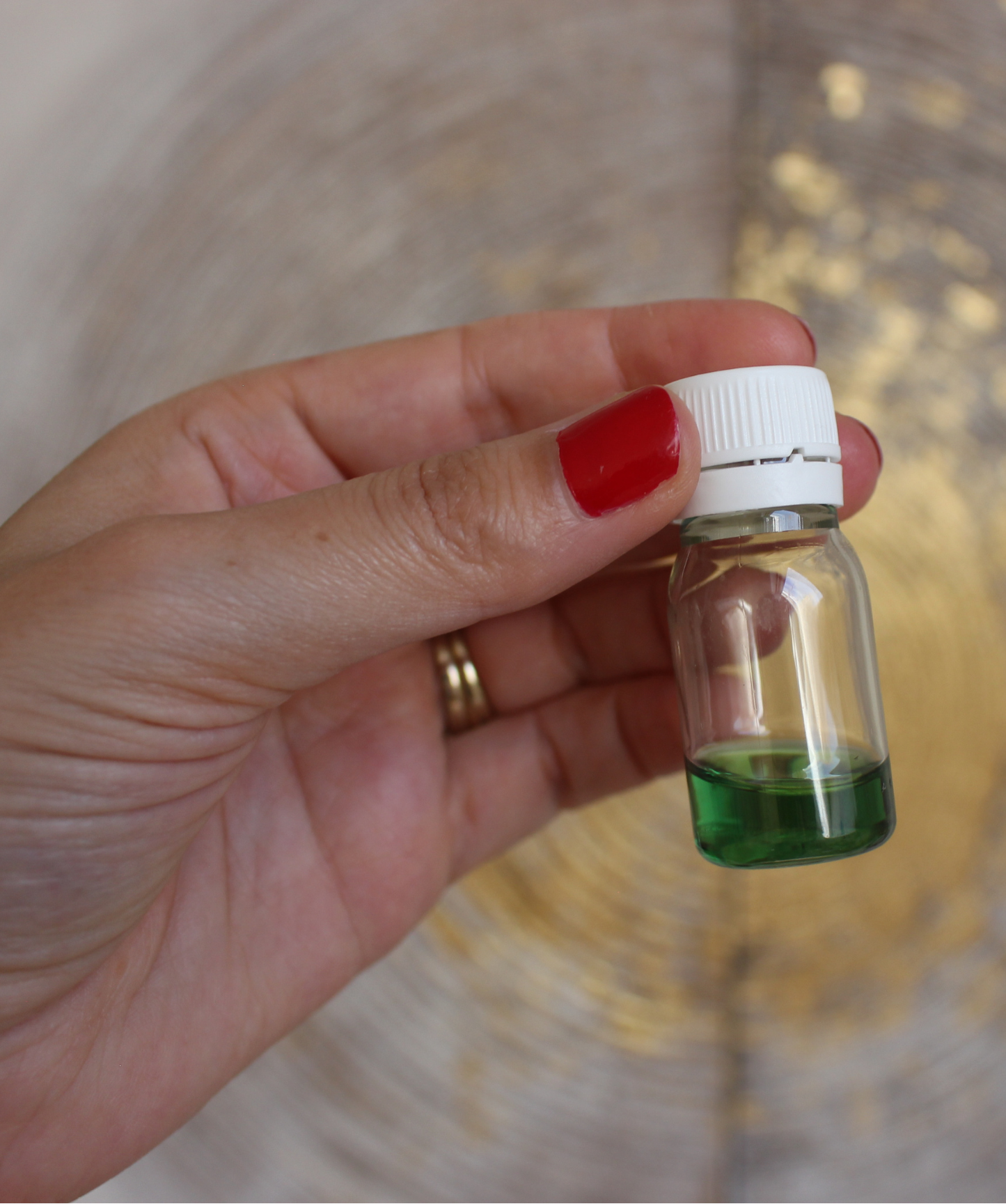 Cette bougie rituelle verte en forme de poing est conçue pour favoriser la réussite commerciale et le succès dans vos entreprises professionnelles. Elle canalise l’énergie de prospérité et de protection, vous aidant à attirer clients, opportunités et croissance dans vos affaires.