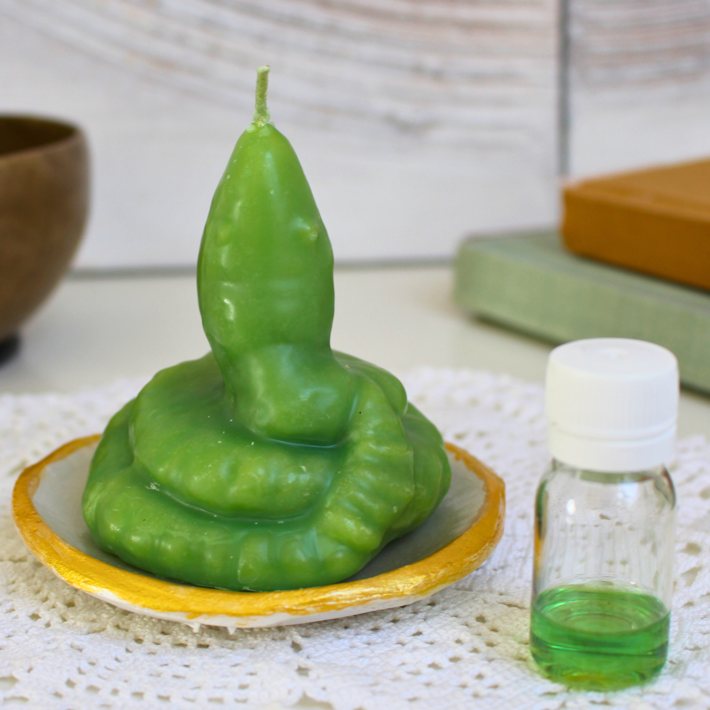 Cette bougie rituelle serpent vert est conçue pour neutraliser les ennemis et protéger contre toute attaque malveillante. Elle canalise l’énergie du serpent, symbole de vigilance, puissance et protection, pour neutraliser les actions négatives et empêcher tout envoûtement ou maléfice.