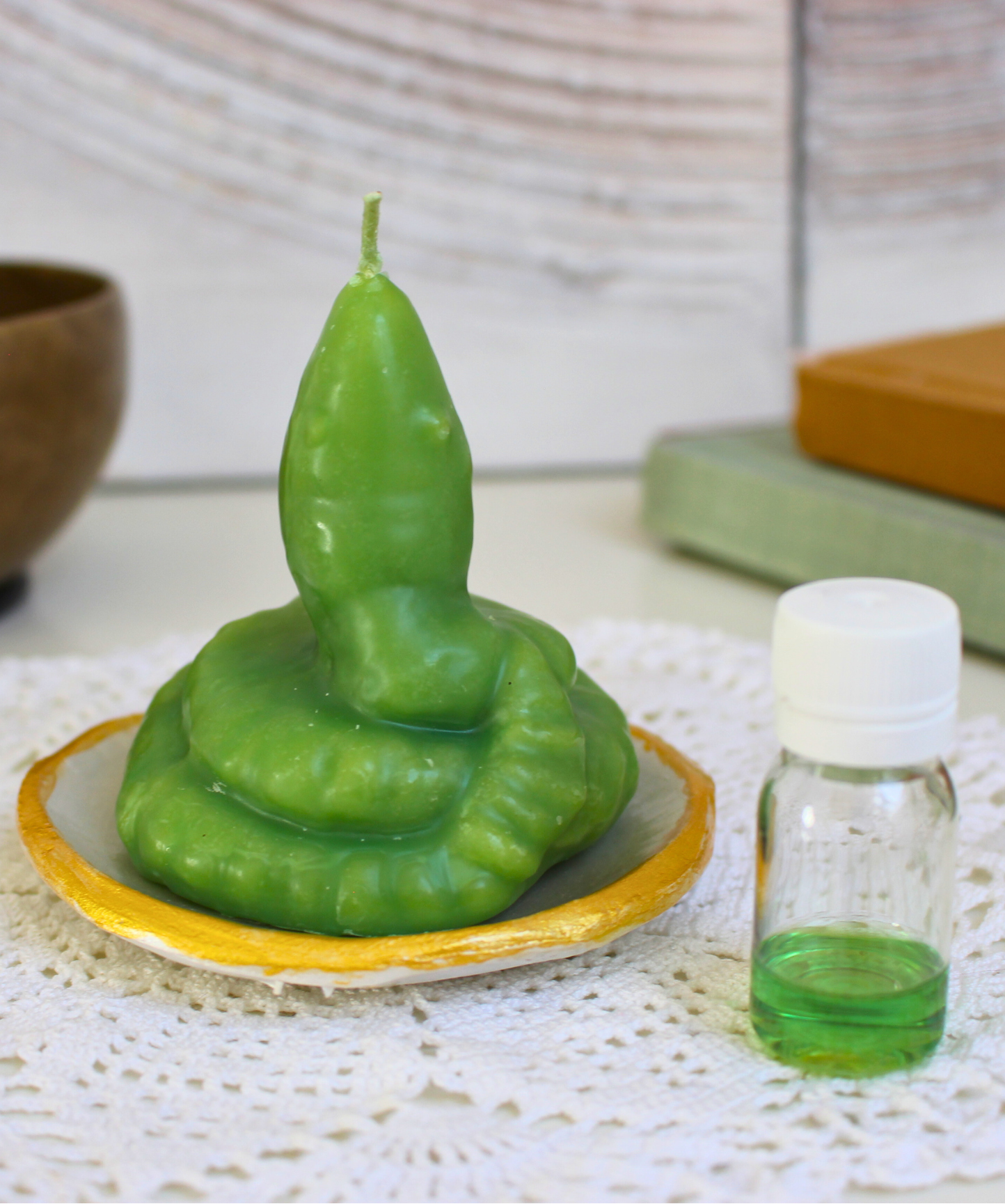 Cette bougie rituelle serpent vert est conçue pour neutraliser les ennemis et protéger contre toute attaque malveillante. Elle canalise l’énergie du serpent, symbole de vigilance, puissance et protection, pour neutraliser les actions négatives et empêcher tout envoûtement ou maléfice.