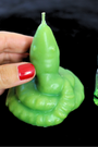 Cette bougie rituelle serpent vert est conçue pour neutraliser les ennemis et protéger contre toute attaque malveillante. Elle canalise l’énergie du serpent, symbole de vigilance, puissance et protection, pour neutraliser les actions négatives et empêcher tout envoûtement ou maléfice.