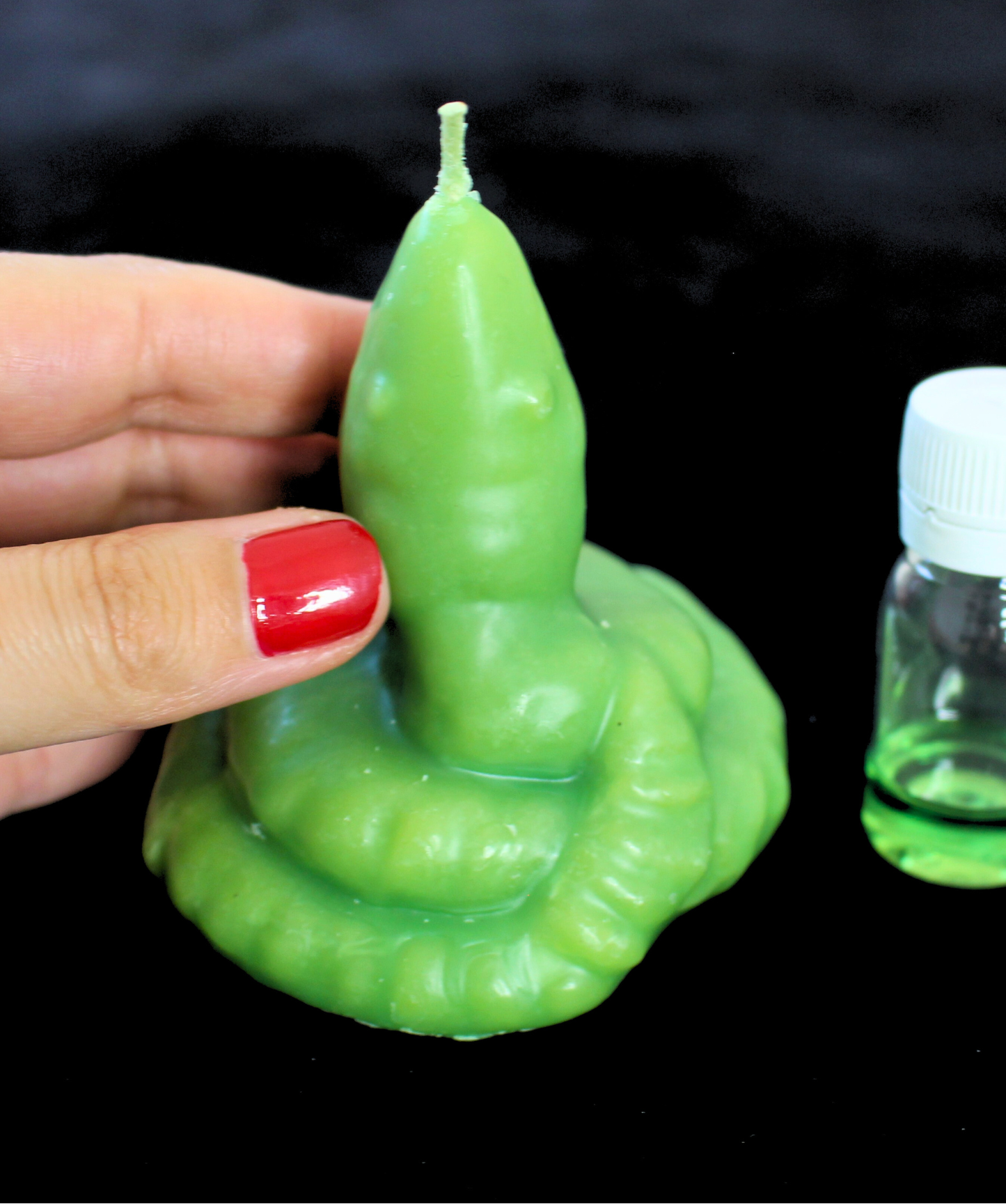 Cette bougie rituelle serpent vert est conçue pour neutraliser les ennemis et protéger contre toute attaque malveillante. Elle canalise l’énergie du serpent, symbole de vigilance, puissance et protection, pour neutraliser les actions négatives et empêcher tout envoûtement ou maléfice.
