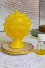 Cette bougie rituelle soleil jaune est conçue pour vous ouvrir les portes du succès et de la réussite. Elle accompagne vos efforts et intentions, notamment pour réussir vos examens, concours ou obtenir des promotions, en favorisant concentration, confiance et accomplissement.