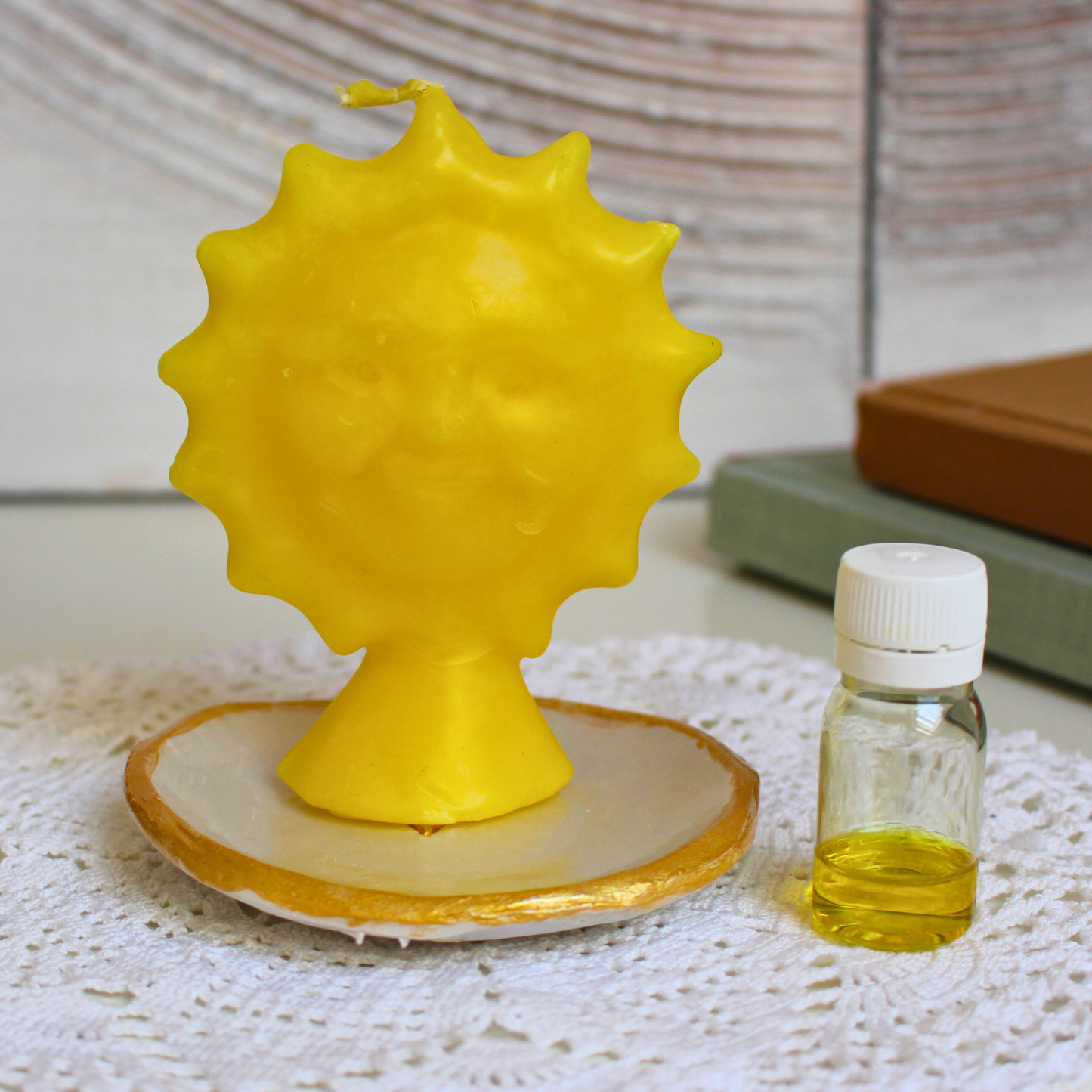 Cette bougie rituelle soleil jaune est conçue pour vous ouvrir les portes du succès et de la réussite. Elle accompagne vos efforts et intentions, notamment pour réussir vos examens, concours ou obtenir des promotions, en favorisant concentration, confiance et accomplissement.