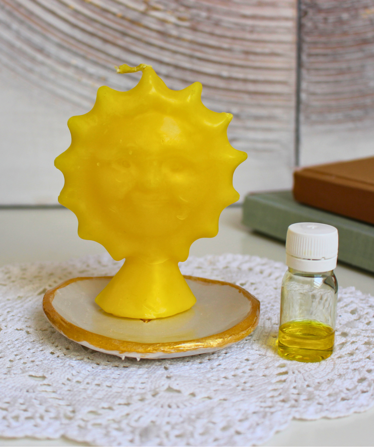 Cette bougie rituelle soleil jaune est conçue pour vous ouvrir les portes du succès et de la réussite. Elle accompagne vos efforts et intentions, notamment pour réussir vos examens, concours ou obtenir des promotions, en favorisant concentration, confiance et accomplissement.