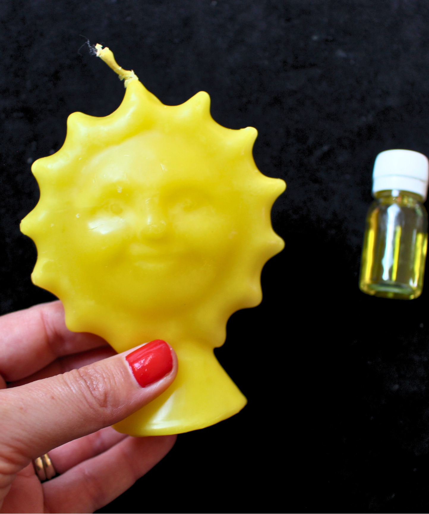 Cette bougie rituelle soleil jaune est conçue pour vous ouvrir les portes du succès et de la réussite. Elle accompagne vos efforts et intentions, notamment pour réussir vos examens, concours ou obtenir des promotions, en favorisant concentration, confiance et accomplissement.