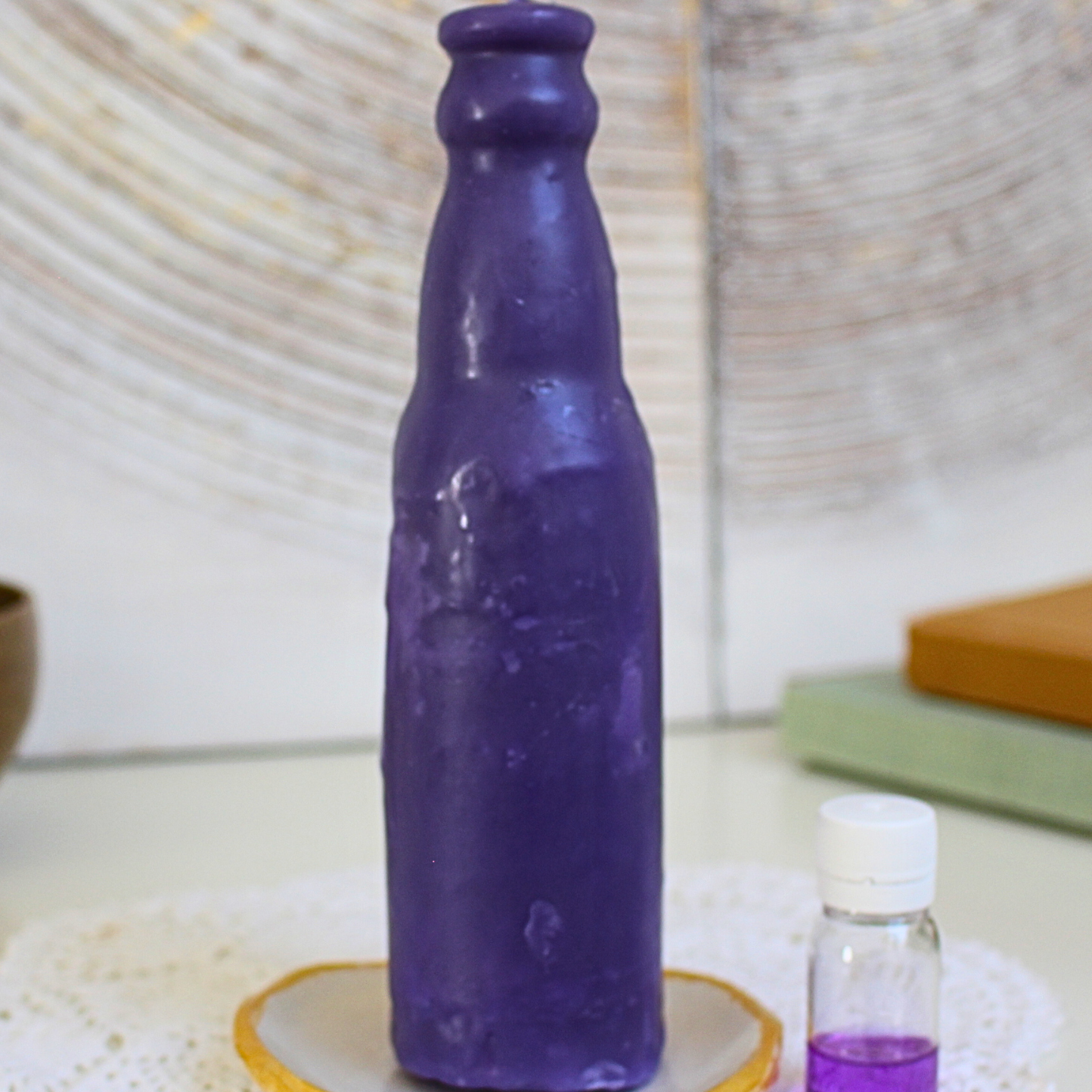 Cette bougie rituelle violette est conçue pour attirer la chance et favoriser l’abondance financière. Symbole de transformation et de prospérité, elle agit comme un puissant catalyseur pour ouvrir les portes de la fortune et renforcer votre énergie d’attraction.