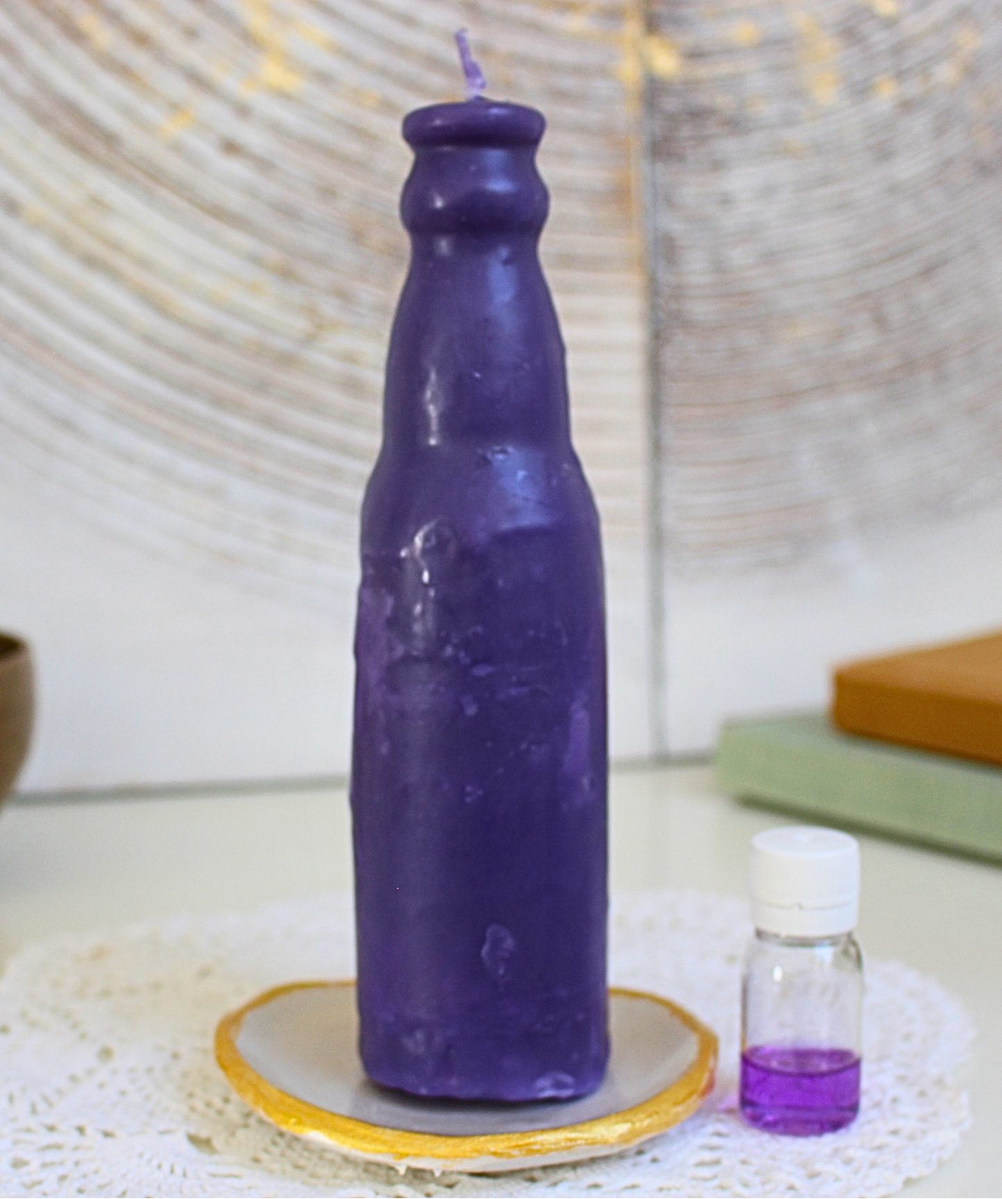 Cette bougie rituelle violette est conçue pour attirer la chance et favoriser l’abondance financière. Symbole de transformation et de prospérité, elle agit comme un puissant catalyseur pour ouvrir les portes de la fortune et renforcer votre énergie d’attraction.