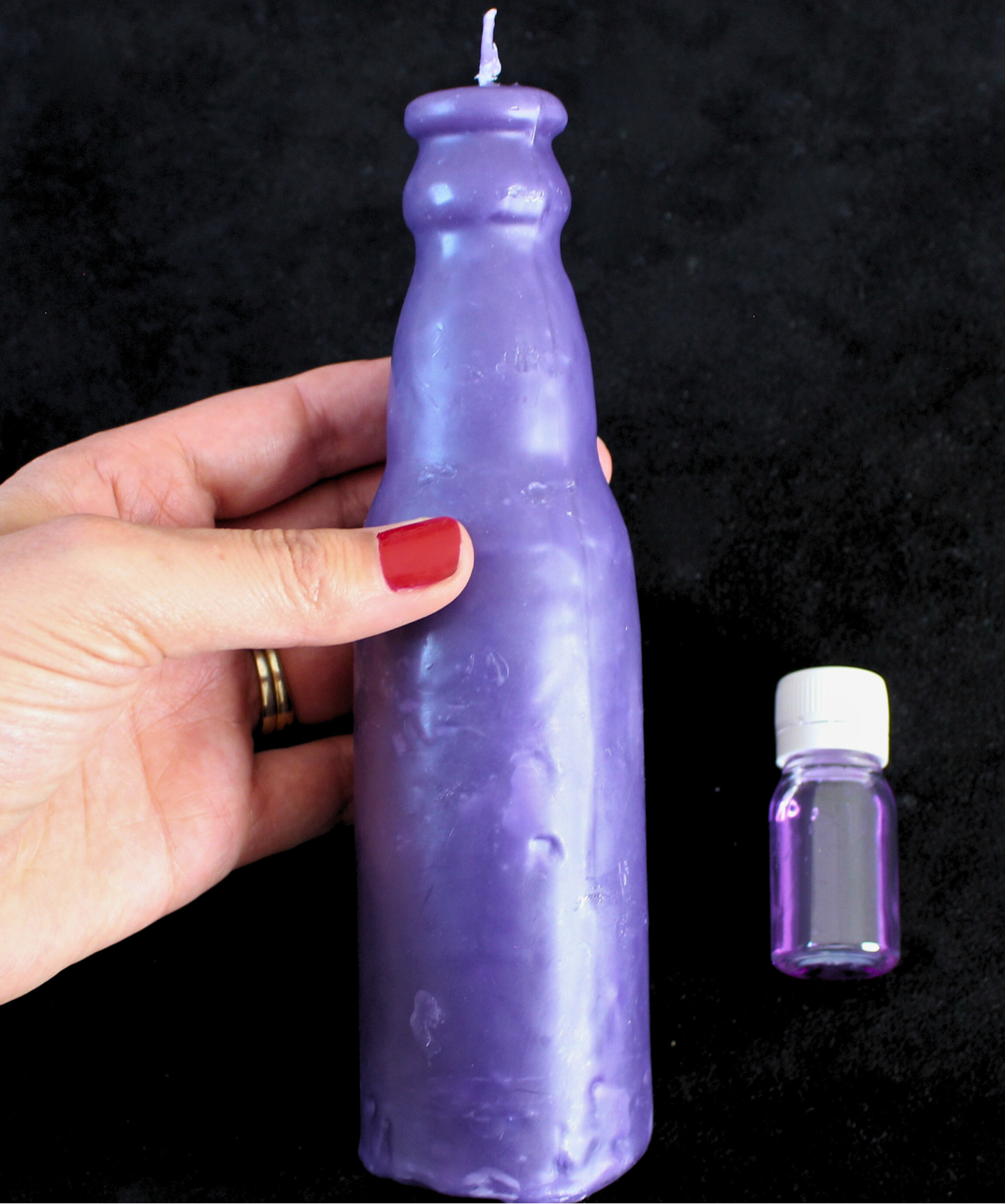 Cette bougie rituelle violette est conçue pour attirer la chance et favoriser l’abondance financière. Symbole de transformation et de prospérité, elle agit comme un puissant catalyseur pour ouvrir les portes de la fortune et renforcer votre énergie d’attraction.