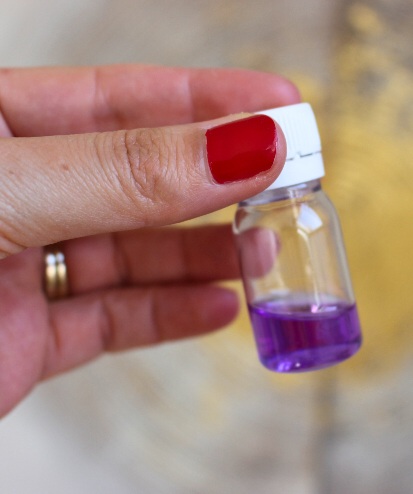 Cette bougie rituelle violette est conçue pour attirer la chance et favoriser l’abondance financière. Symbole de transformation et de prospérité, elle agit comme un puissant catalyseur pour ouvrir les portes de la fortune et renforcer votre énergie d’attraction.