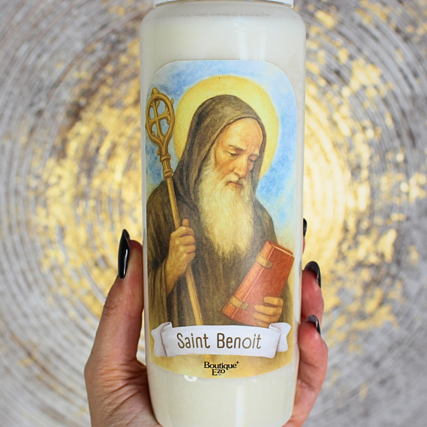 Protection contre le mal, force spirituelle, paix intérieure, purification du cœur et du foyer…
Allumez cette bougie de neuvaine à Saint Benoît pour invoquer son intercession puissante dans les luttes spirituelles. Saint Benoît est l’un des plus grands protecteurs contre les forces du mal. Il est souvent prié pour chasser les influences négatives, retrouver la paix de l’âme, ou bénir un lieu.