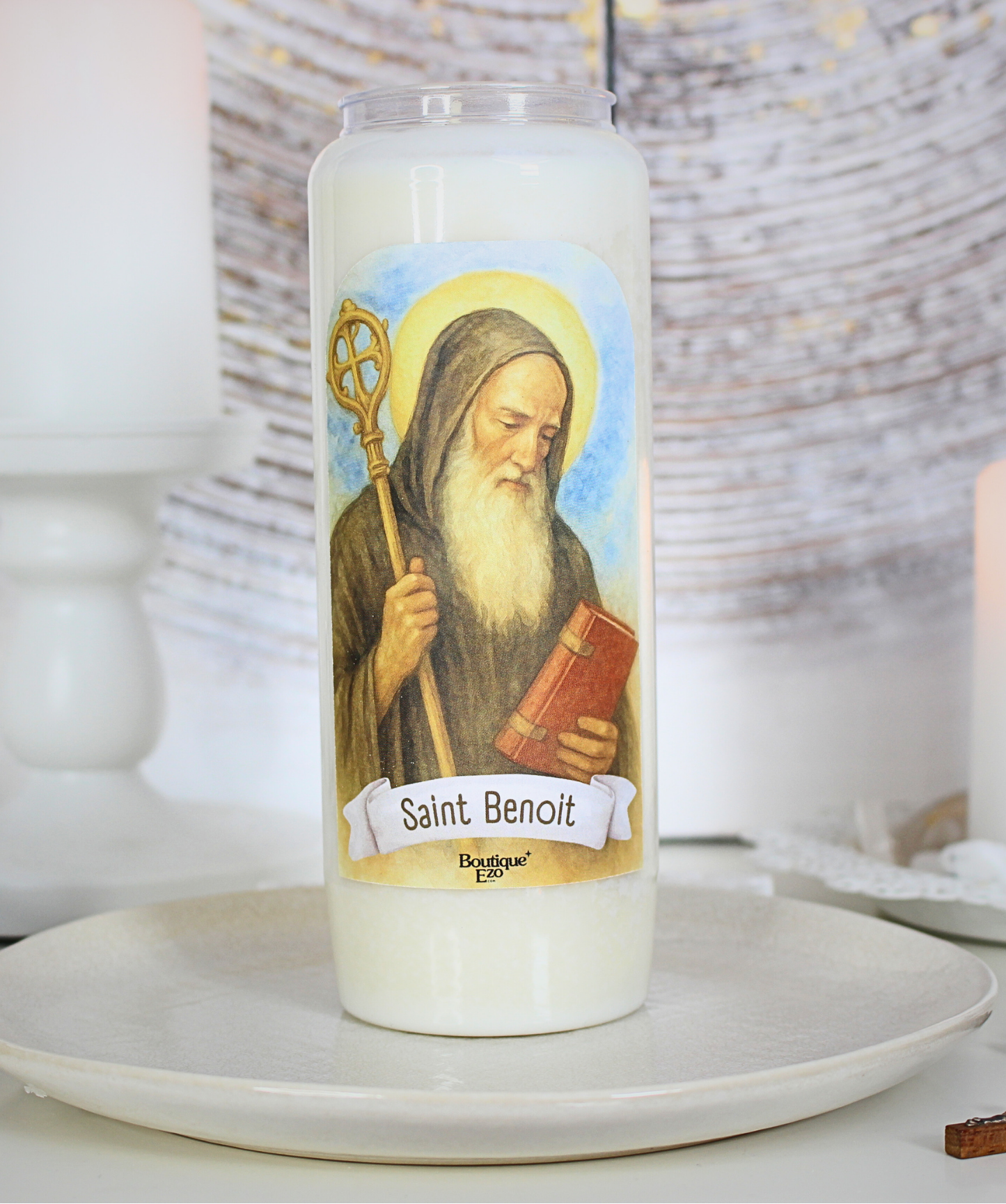 Protection contre le mal, force spirituelle, paix intérieure, purification du cœur et du foyer…
Allumez cette bougie de neuvaine à Saint Benoît pour invoquer son intercession puissante dans les luttes spirituelles. Saint Benoît est l’un des plus grands protecteurs contre les forces du mal. Il est souvent prié pour chasser les influences négatives, retrouver la paix de l’âme, ou bénir un lieu.