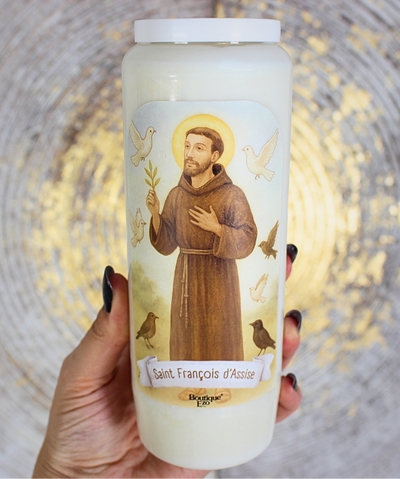 Humilité, paix, détachement, amour de la Création, réconciliation intérieure…
Allumez cette bougie de neuvaine à Saint François d’Assise pour confier vos intentions à ce saint universellement aimé. Il est invoqué pour retrouver la simplicité du cœur, la paix dans les relations ou pour cultiver un amour plus profond de Dieu, des autres et de la nature.
