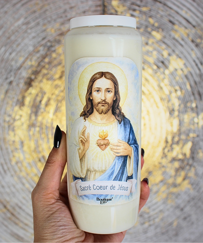 Amour infini, pardon, consolation, foi renouvelée, force dans l’épreuve…
Offrez vos intentions au Sacré-Cœur de Jésus à travers cette bougie de neuvaine. Qu’il s’agisse d’une souffrance intérieure, d’un besoin de pardon, d’un retour à la paix, ou d’une prière pour un proche, cette lumière devient votre présence confiante auprès du Christ.