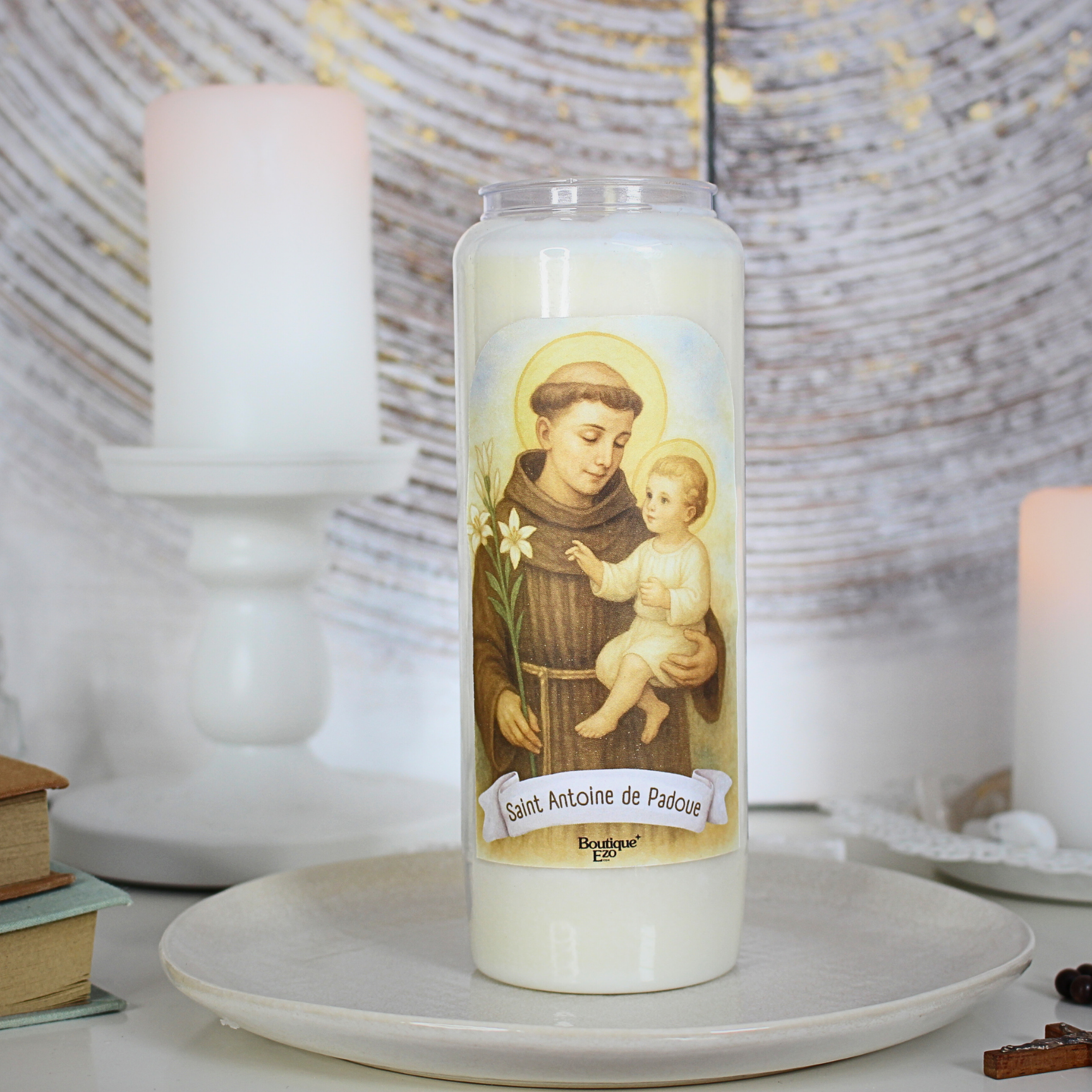 Objets, personnes, situations, perdus, amour, paix intérieure, réconciliation…
Allumez cette bougie de neuvaine à Saint Antoine de Padoue pour lui confier ce que vous avez perdu, matériellement ou spirituellement : une personne, une paix, une situation, une espérance. Saint Antoine est un intercesseur puissant dans  les objets introuvables, mais aussi dans les blessures intérieures à réparer.