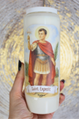 Aide rapide, décisions urgentes, force face aux obstacles, confiance dans l’action
Allumez cette bougie de neuvaine à Saint Expédit pour lui confier vos intentions liées aux situations urgentes, aux décisions difficiles à prendre, ou aux blocages à dépasser rapidement. Saint Expédit est invoqué pour obtenir une aide céleste efficace et immédiate.