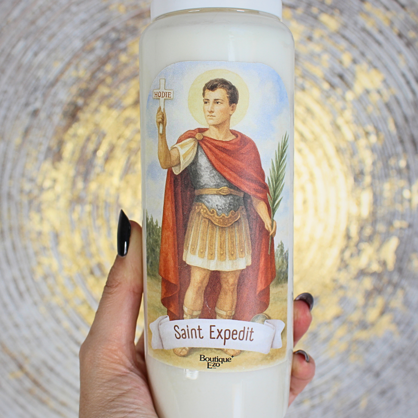Aide rapide, décisions urgentes, force face aux obstacles, confiance dans l’action
Allumez cette bougie de neuvaine à Saint Expédit pour lui confier vos intentions liées aux situations urgentes, aux décisions difficiles à prendre, ou aux blocages à dépasser rapidement. Saint Expédit est invoqué pour obtenir une aide céleste efficace et immédiate.