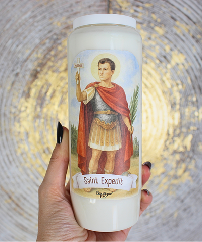 Aide rapide, décisions urgentes, force face aux obstacles, confiance dans l’action
Allumez cette bougie de neuvaine à Saint Expédit pour lui confier vos intentions liées aux situations urgentes, aux décisions difficiles à prendre, ou aux blocages à dépasser rapidement. Saint Expédit est invoqué pour obtenir une aide céleste efficace et immédiate.