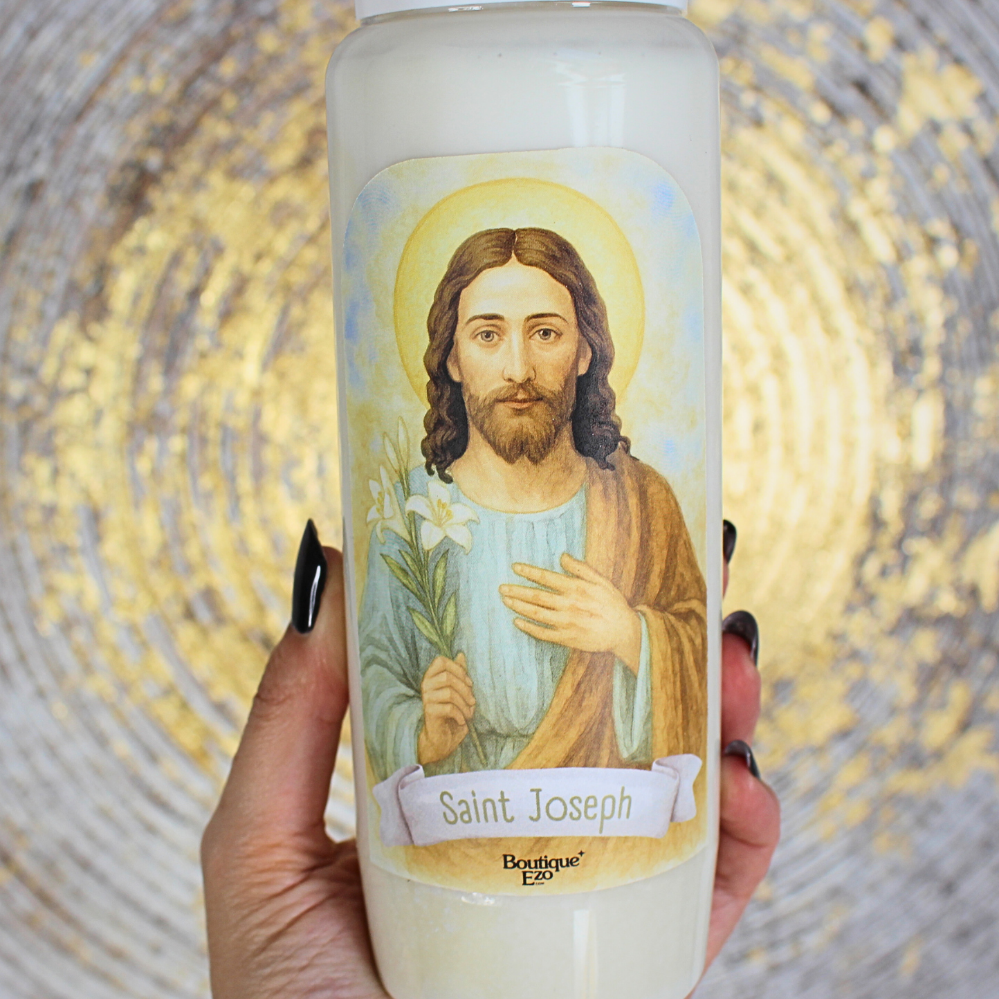 Travail, famille, protection, confiance, courage dans l’épreuve
Allumez cette bougie de neuvaine à Saint Joseph pour confier vos intentions liées au travail, à la famille, ou pour demander la protection et la force dans les moments difficiles. Saint Joseph est un modèle de foi, d’humilité et de dévouement, protecteur des foyers et des travailleurs.